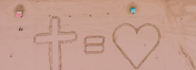 God is liefde op strand.jpg
